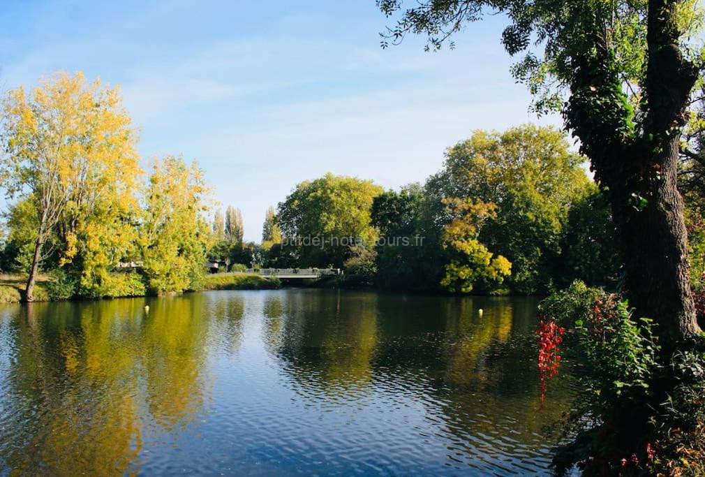 Photo de Châteaux de la Loire - Près de Tours - Cottage EAU CALME en Bord de Lac