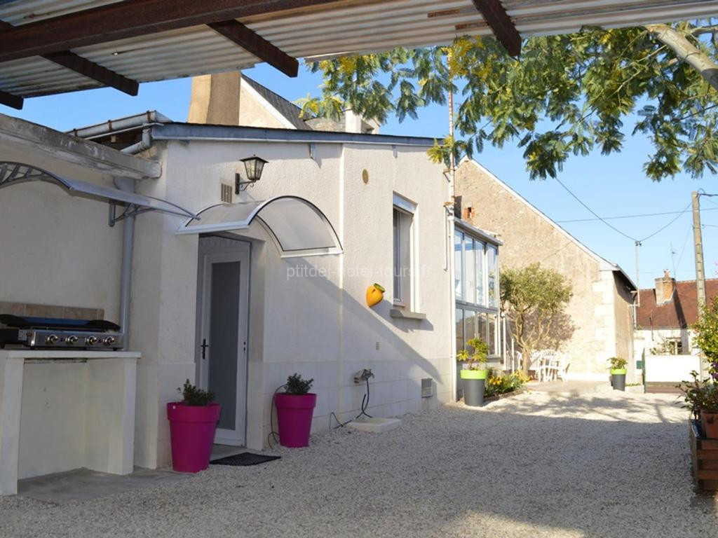 Gîte confortable avec jardin, proche de Tours, idéal pour familles, animaux acceptés.